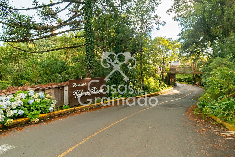 Charmoso Sobrado à venda em condomínio, 5 dormitórios, 04 va