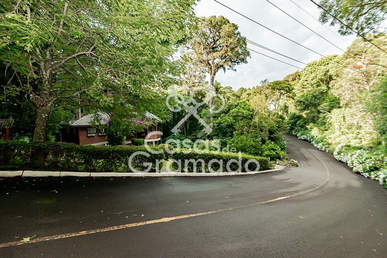 Charmoso Sobrado à venda em condomínio, 5 dormitórios, 04 va