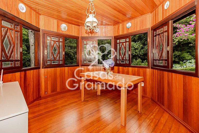 Charmoso Sobrado à venda em condomínio, 5 dormitórios, 04 va