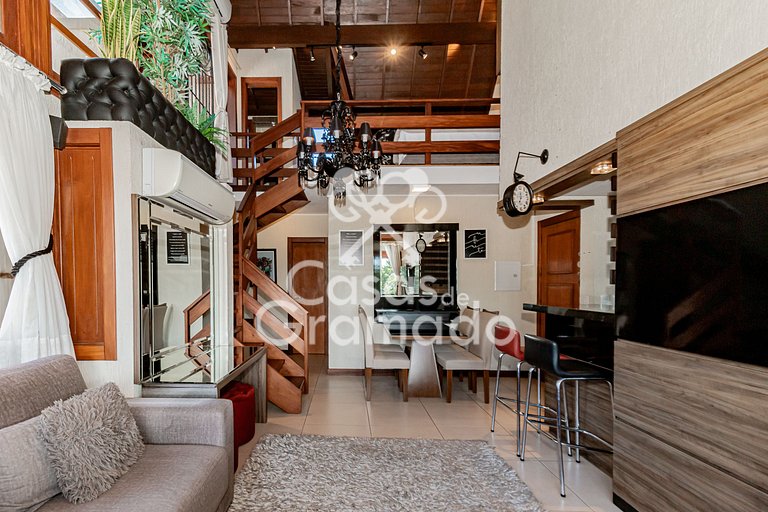 Luxuosa Cobertura Duplex em Condomínio Central