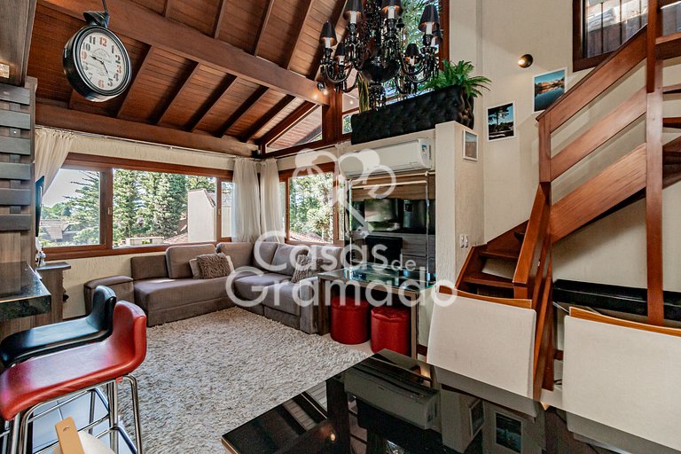 Luxuosa Cobertura Duplex em Condomínio Central