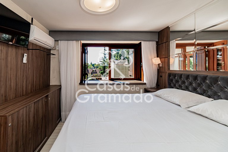 Luxuosa Cobertura Duplex em Condomínio Central