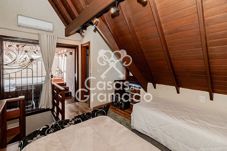 Luxuosa Cobertura Duplex em Condomínio Central