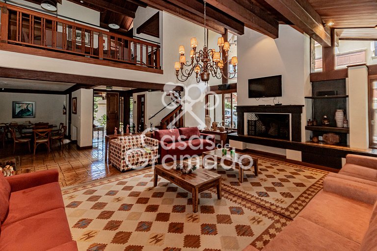 Luxuosa Cobertura Duplex em Condomínio Central