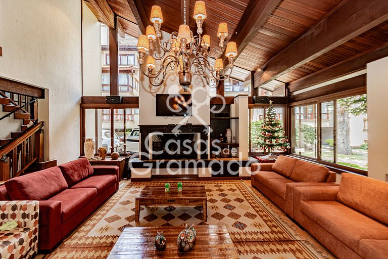 Luxuosa Cobertura Duplex em Condomínio Central