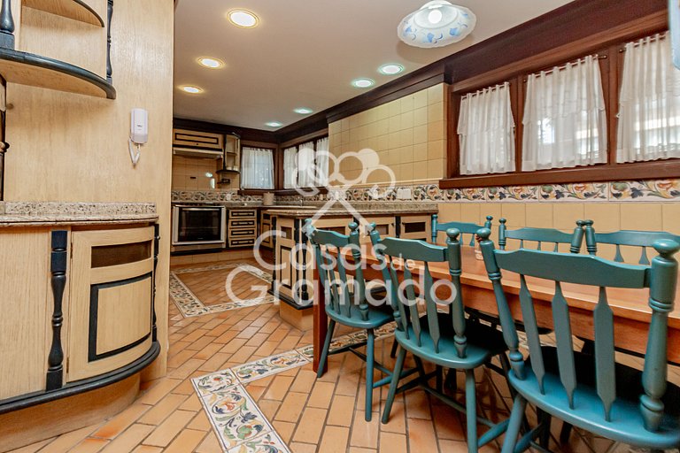 Luxuosa Cobertura Duplex em Condomínio Central