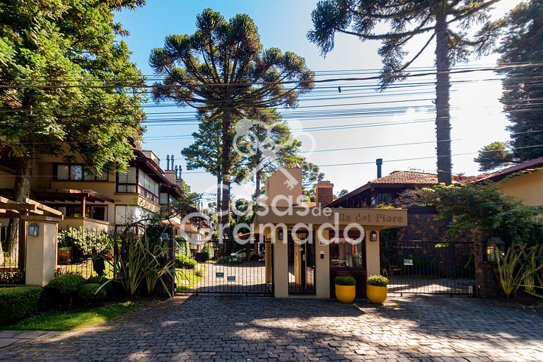 Luxuosa Cobertura Duplex em Condomínio Central