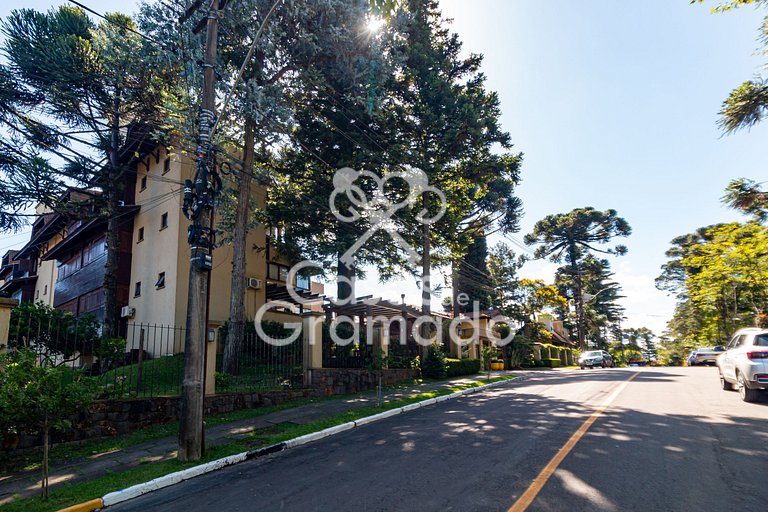 Luxuosa Cobertura Duplex em Condomínio Central