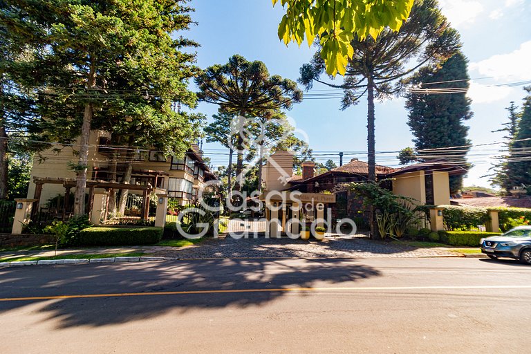Linda Cobertura Duplex em Condomínio Central